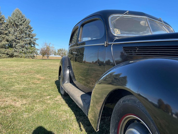 1938-ford-two-door-deluxe-sedan---original-car!-image-13