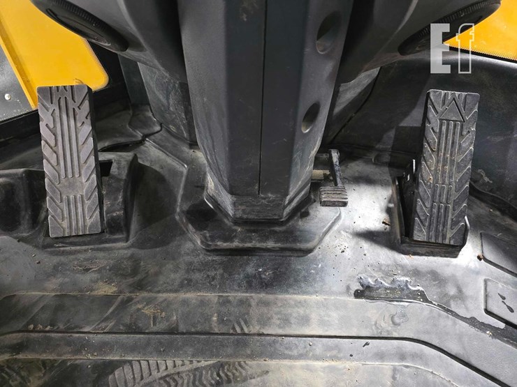 2022-deere-524-p-tier-image-15