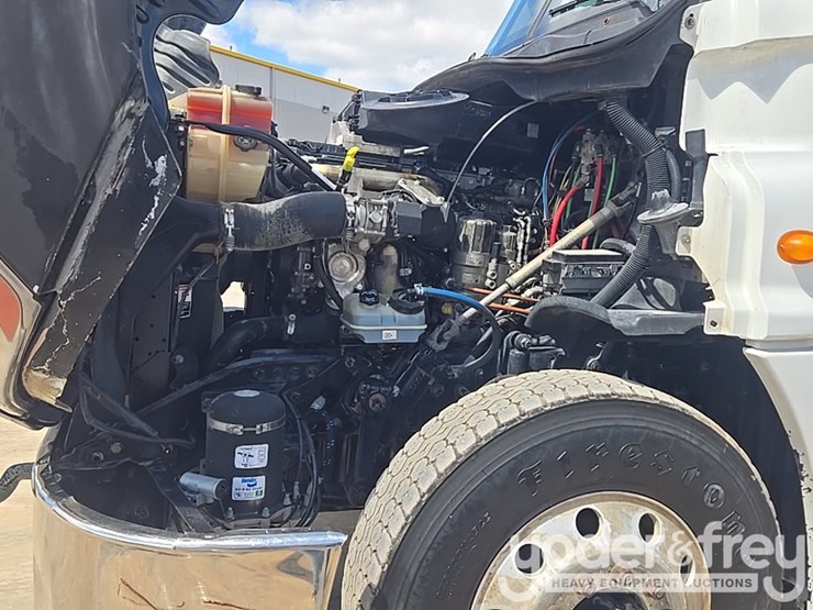 2011-freightliner-cascadia-125-image-41