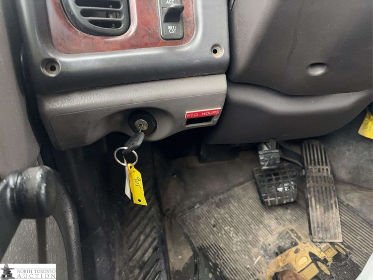 2011-freightliner-m2-106-image-29