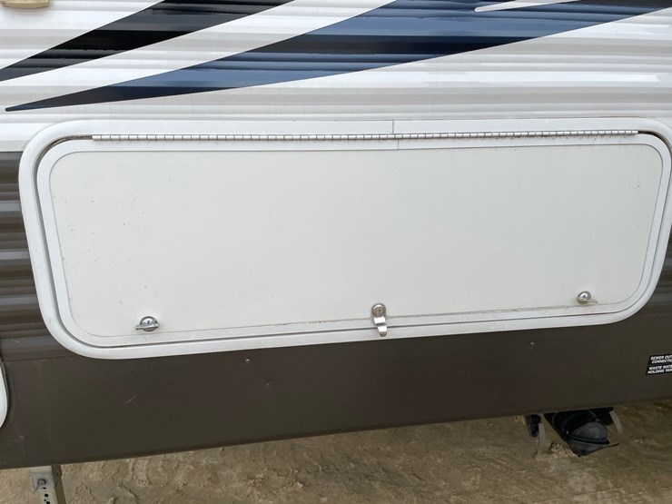 #201-•-2014-palomino-puma-253-fbs-27'-fifth-wheel-camper-(has-wi-title)-image-35