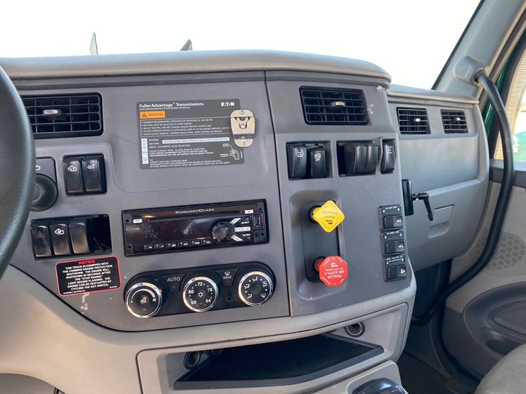 2017-peterbilt-579-image-13