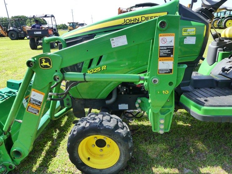 2014-john-deere-1025r-image-8