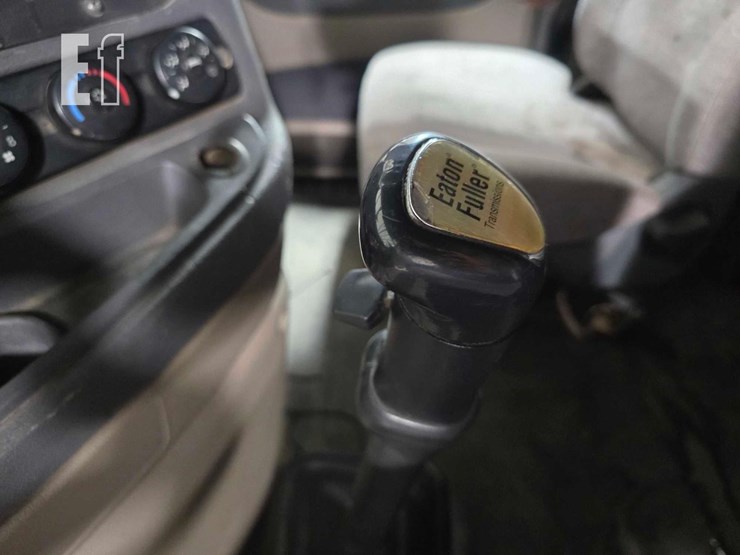 2013-freightliner-cascadia-125-image-15