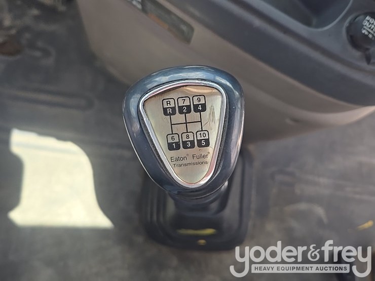 2011-freightliner-cascadia-125-image-96