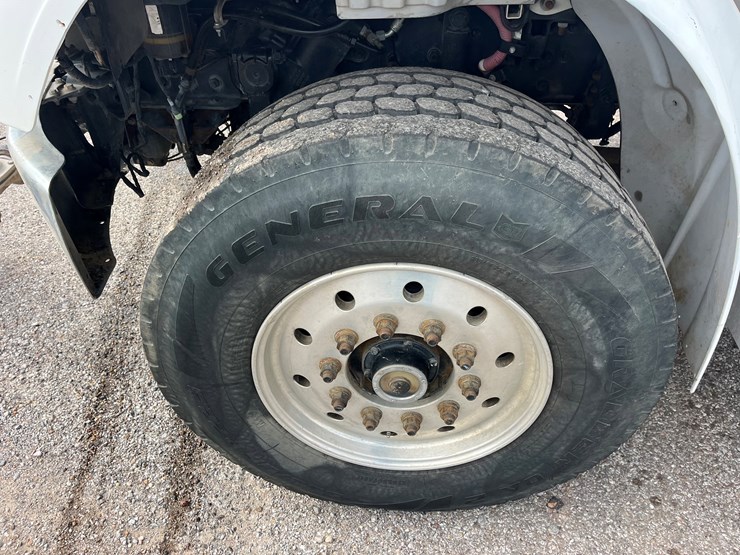 2020-freightliner-m2-106-image-12