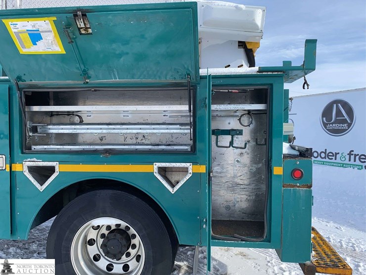 2010-freightliner-m2-106-image-30