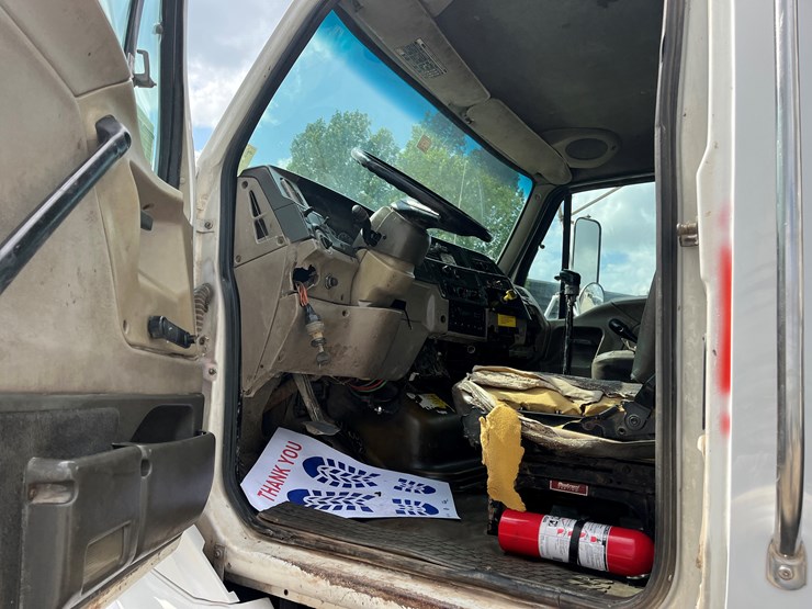 2005-sterling-lt9500-image-18