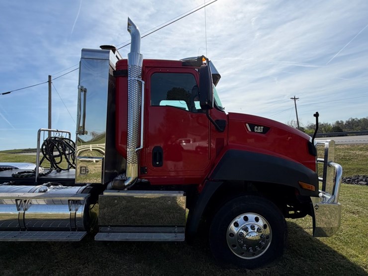 #31771-•-2015-caterpillar-tandem-axle-truck-tractor-image-12
