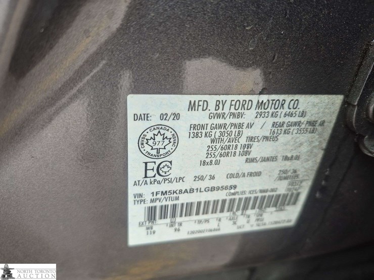 2020-ford-explorer-image-18