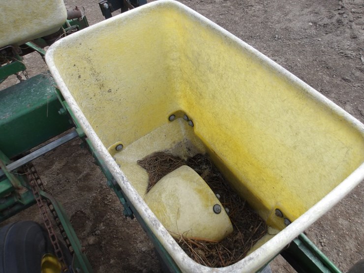 #7426-•-3pt-2-row-john-deere-planter-image-8