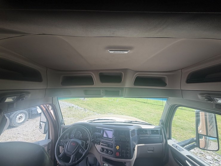 2019-peterbilt-567-image-36
