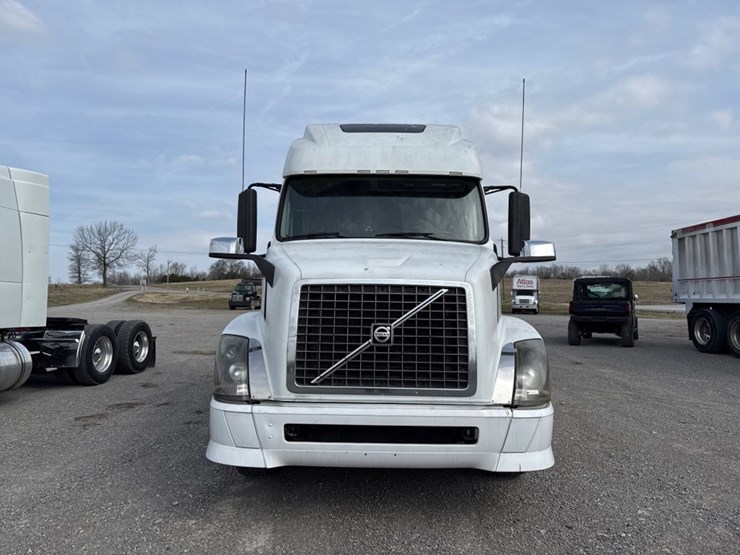 #31956-•-2012-volvo-vnl-tandem-axle-truck-tractor-image-5