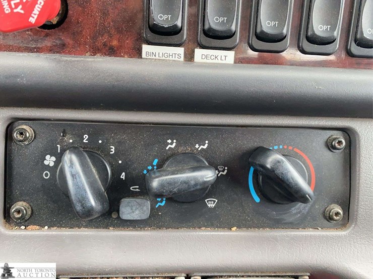 2011-freightliner-m2-106-image-11