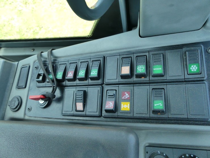 2014-deere-324j-image-14