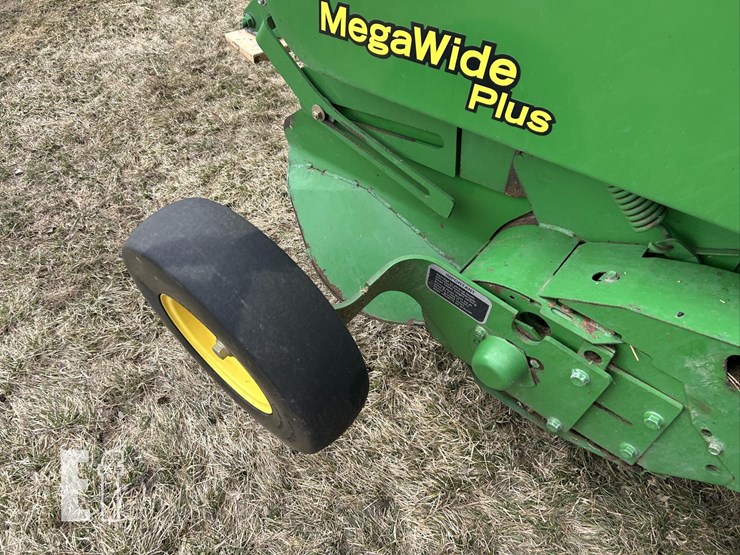 2011-john-deere-568-image-14