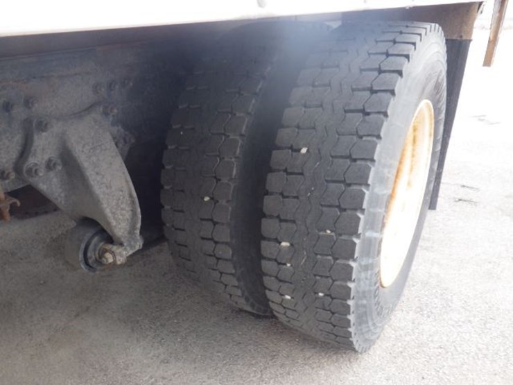 2019-freightliner-m2-106-image-12