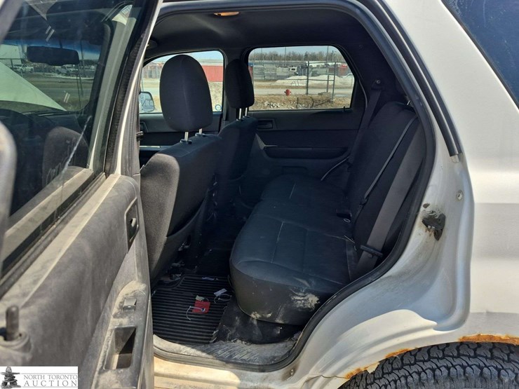 2010-ford-escape-image-15