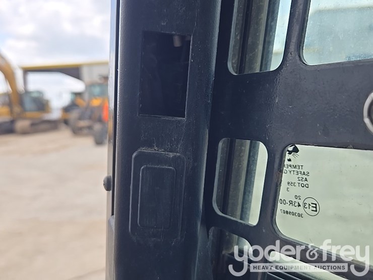 2021-bobcat-t740-image-102