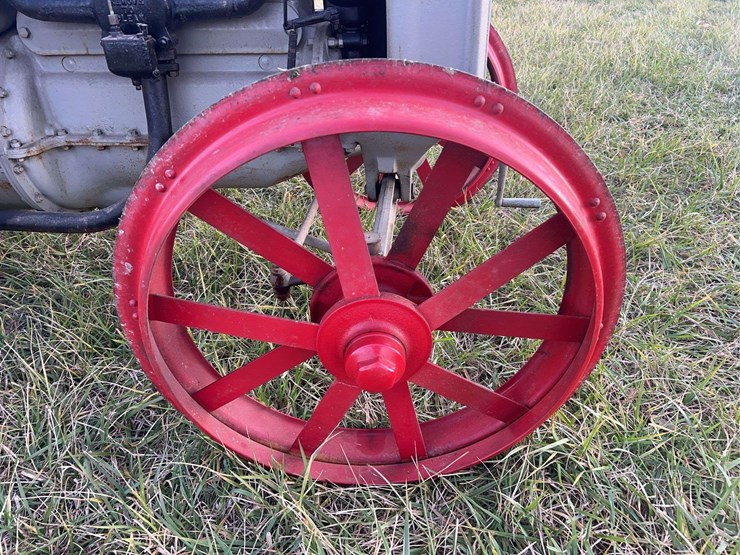 brand-new-never-used-1925-fordson-tractor-image-19