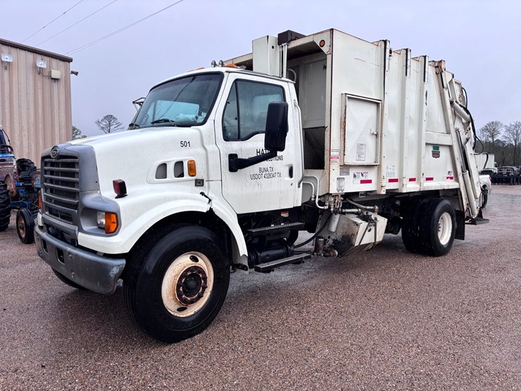 2009-sterling-l7500-image-1