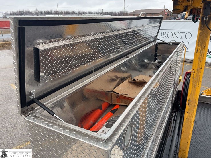 2012-freightliner-m2-106-image-19