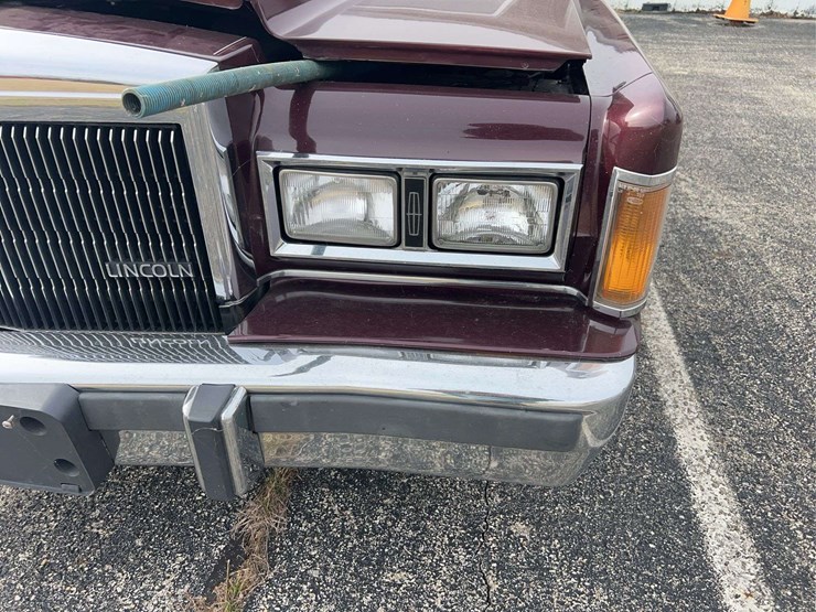 1989-lincoln-town-car-image-11