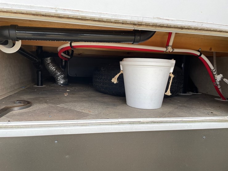 #201-•-2014-palomino-puma-253-fbs-27'-fifth-wheel-camper-(has-wi-title)-image-36