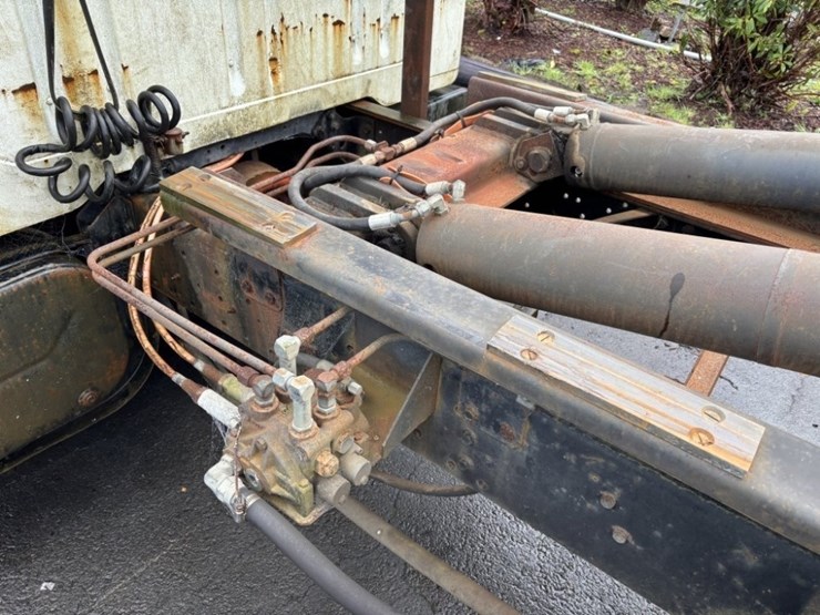 1991-international-4700-image-16