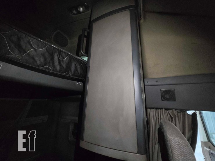 2016-freightliner-cascadia-125-image-22