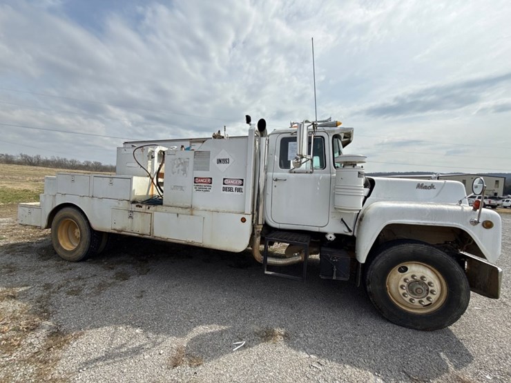 #31721-•-1989-mack-r690t-single-axle-fuel-truck-image-2