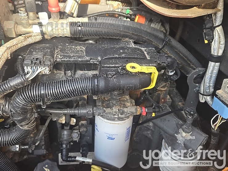 2016-case-750m-image-42