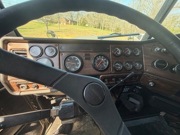 #31724-•-1997-freightliner-tandem-axle-flatbed-entertainmen-image-14