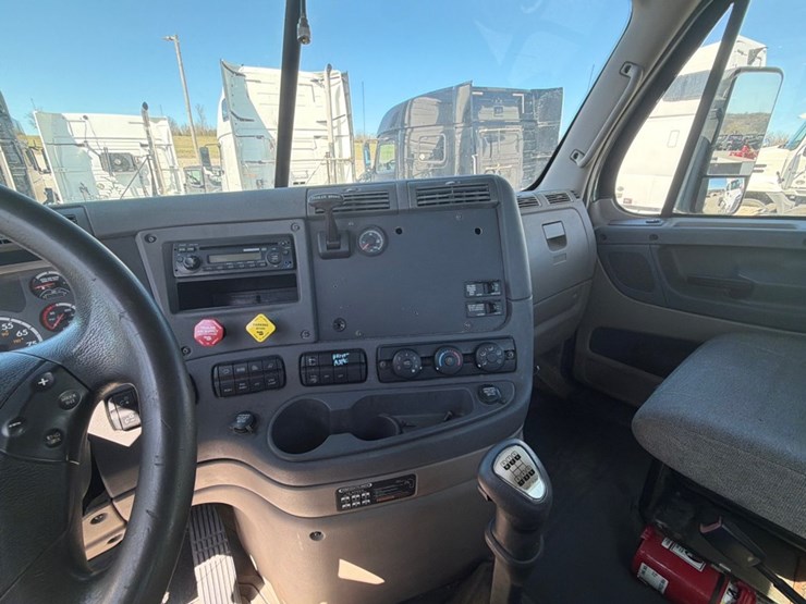 #31953-•-2013-freightliner-tandem-axle-truck-tractor-image-9