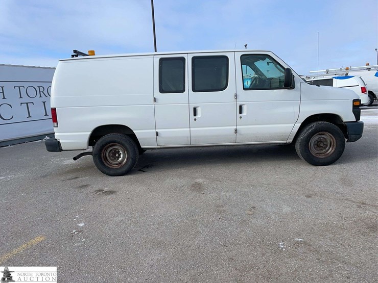 2014-ford-cargo-image-4