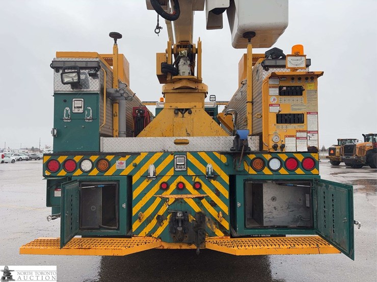 2011-freightliner-m2-106-image-13