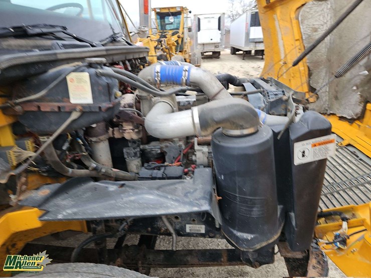 2004-freightliner-fl80-image-17