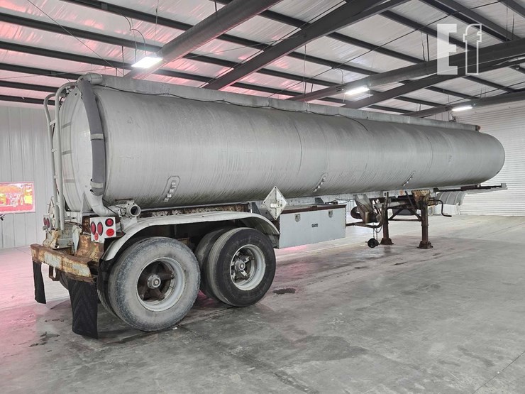 1974-trailmobile-tanker-image-3