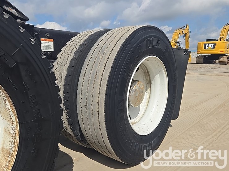 2012-freightliner-cascadia-125-image-13