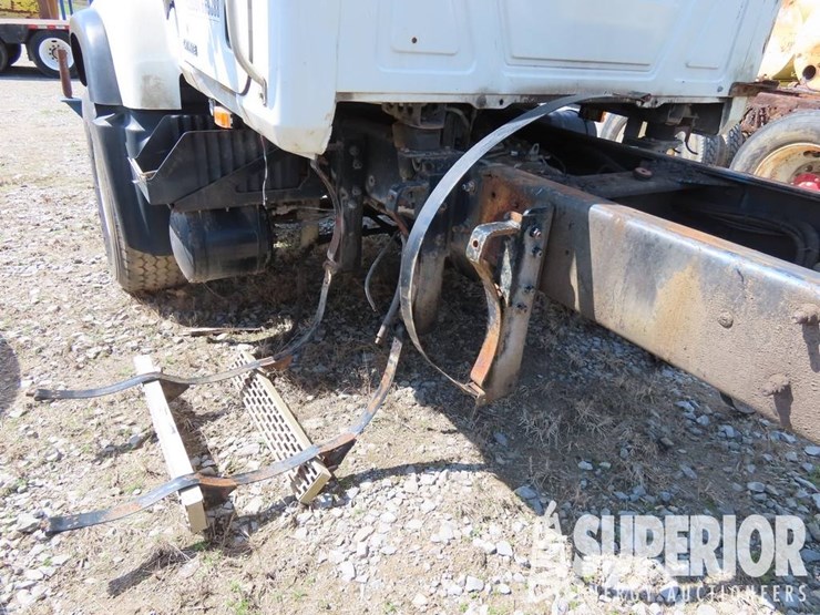 (x)-(6-7)-2003-mack-cv713-3-axle-cab-&-chassis,-vi...-image-6