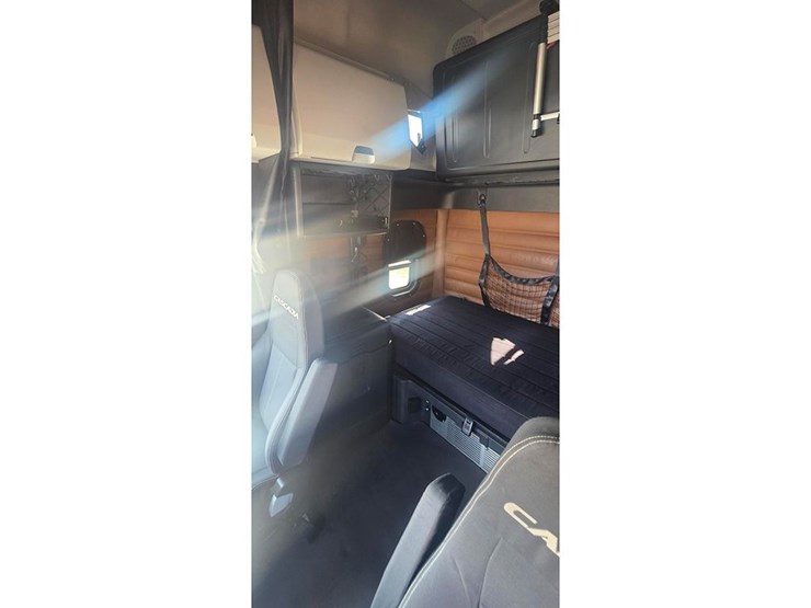 2021-freightliner-cascadia-126-image-3