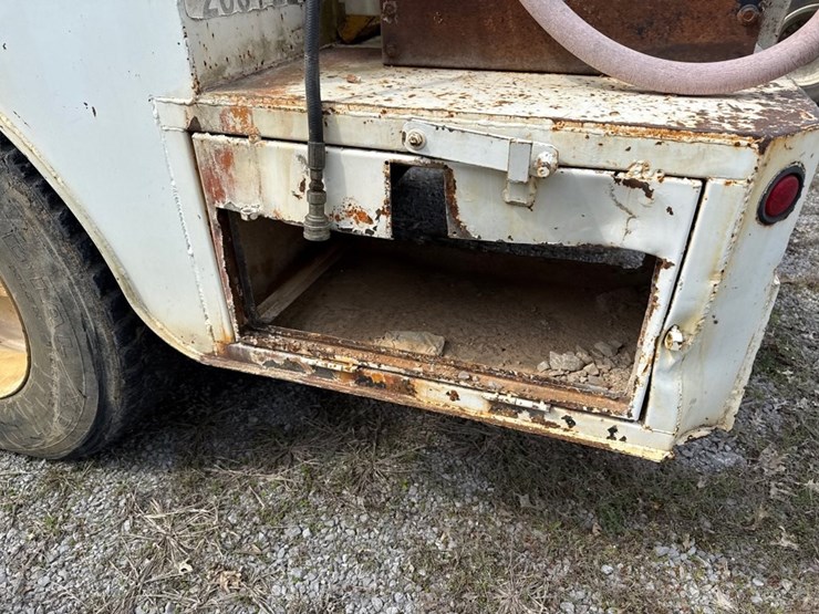 #31721-•-1989-mack-r690t-single-axle-fuel-truck-image-23