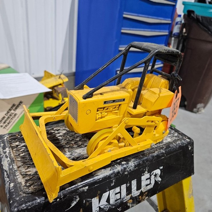 #983 • John Deere Dozer 1/16 Die Cast Toy