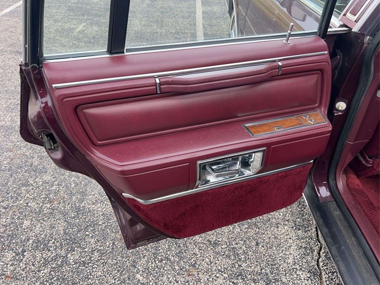 1989-lincoln-town-car-image-61