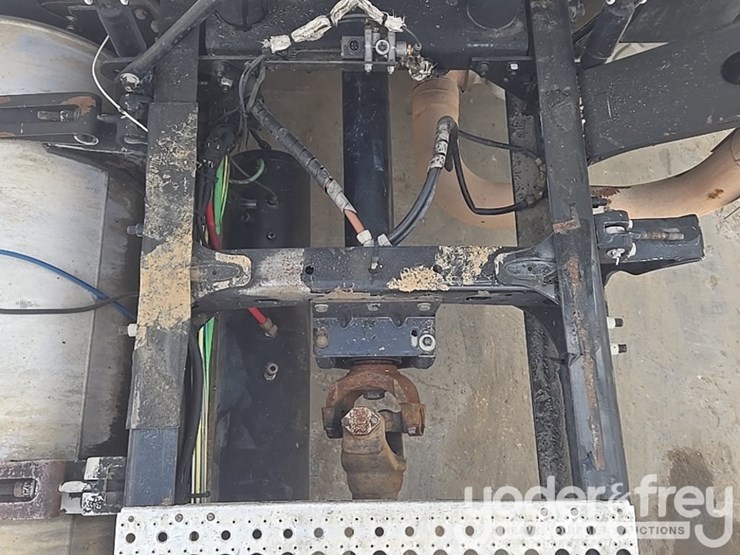 2011-freightliner-cascadia-125-image-39