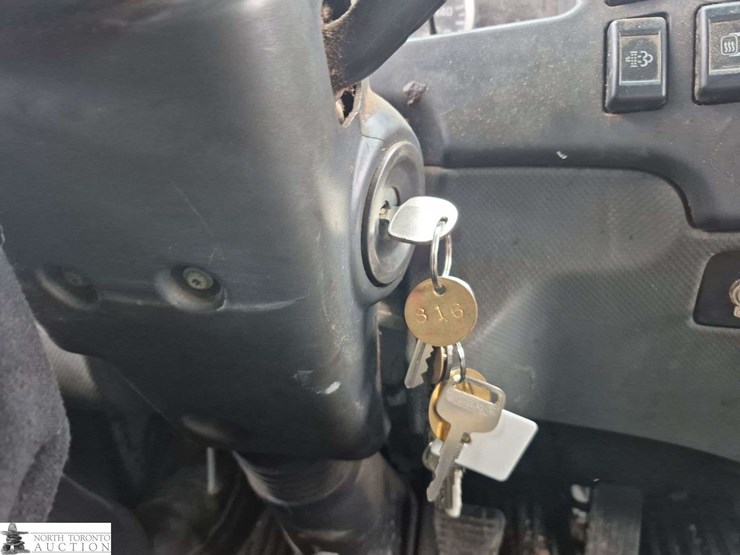 2016-isuzu-nqr-image-16