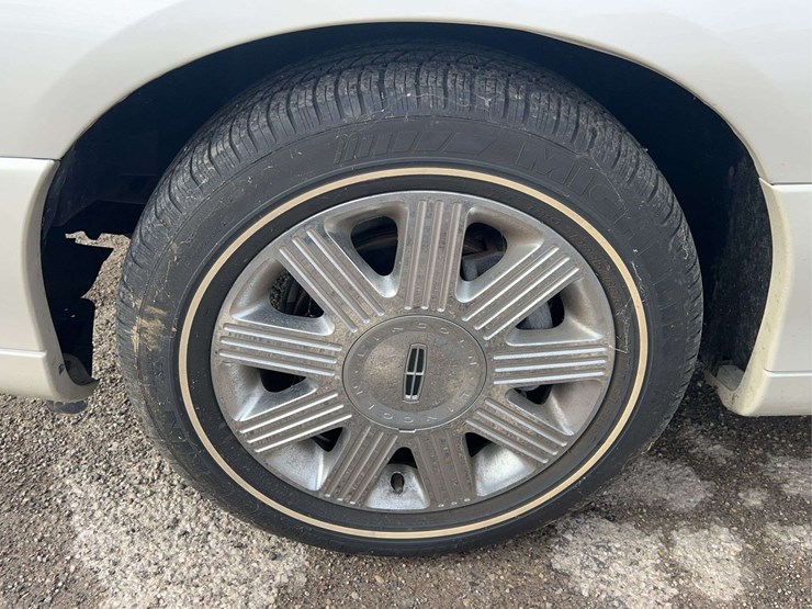 2005-lincoln-town-car-image-15