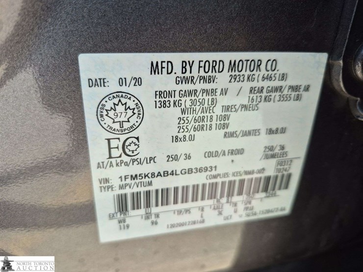 2020-ford-explorer-image-18