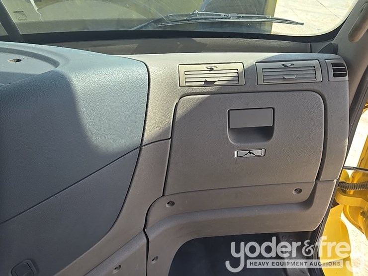 2014-freightliner-cascadia-113-image-102