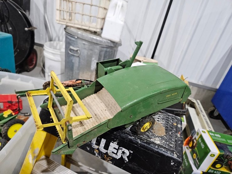 #982-•-john-deere-pull-behind-harvester-metal-toy-image-2